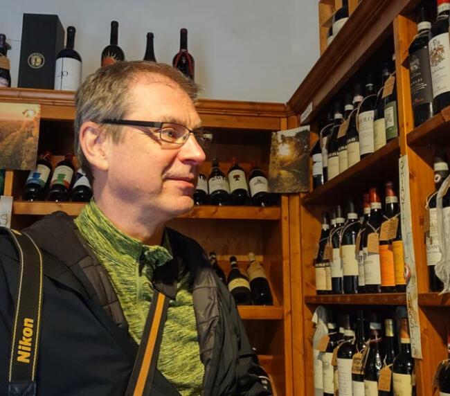 Thomas beim Weingustieren